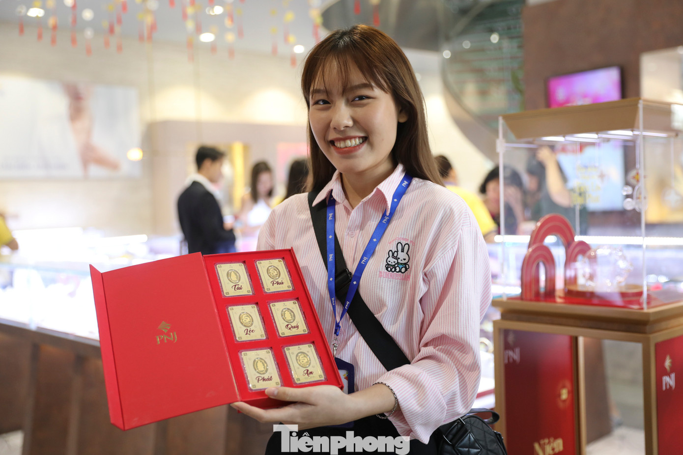 Bộ vàng tài lộc Long Đáo Kim Niên với 6 miếng vàng có chữ Phát - Lộc - Tài - Phú - Quý – An (mỗi miếng 1 chỉ) có giá 40 triệu đồng là một trong những mẫu mã độc đáo được bán trong ngày vía Thần tài. Năm nay tiệm vàng cũng có vàng may mắn loại 0,3 chỉ, giá chỉ nhỉnh hơn 2 triệu đồng chút xíu.