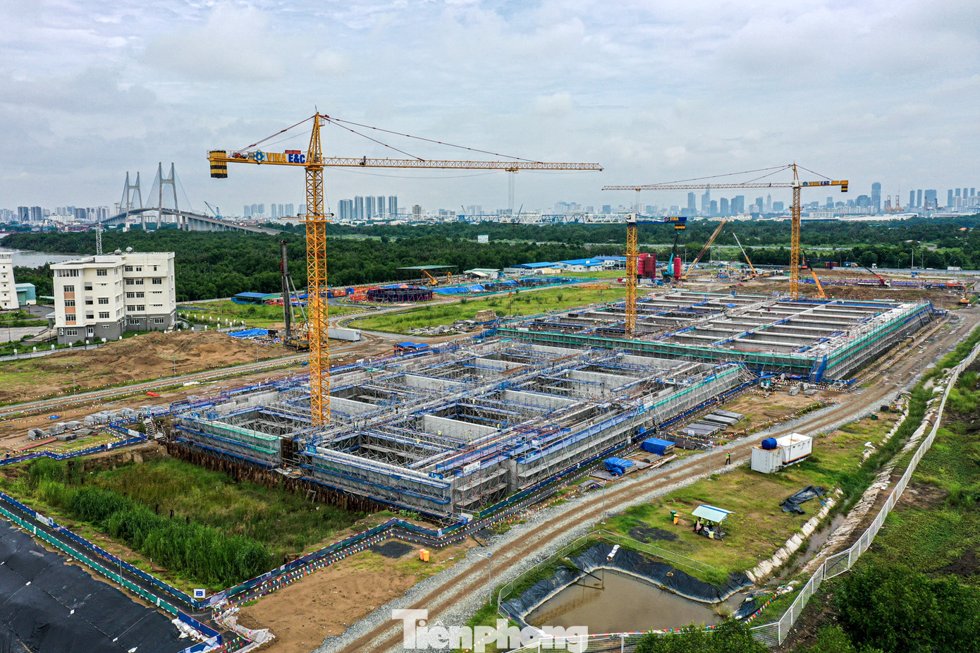 Nhà máy xử lý nước thải bao gồm một tòa nhà hành chính, trạm bơm nâng, khu vực tiền xử lý, khu vực xử lý sinh học, bể lắng, khu vực xử lý bùn và xử lý mùi.