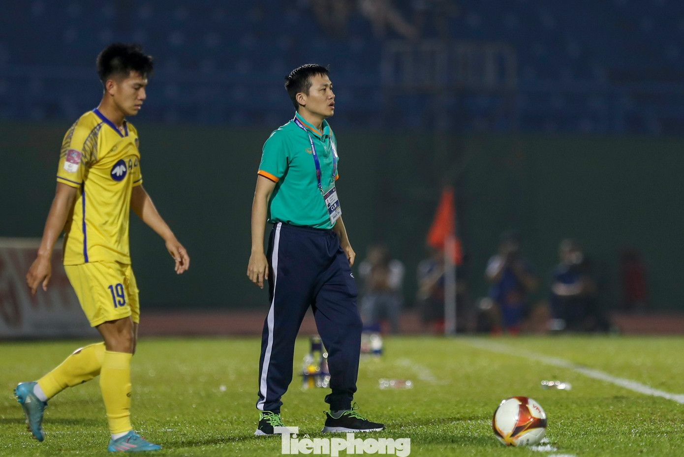 SLNA liên tiếp gây sức ép trong 5 phút bù giờ với hy vọng gỡ hòa, nhưng may mắn đã không đến với thầy trò HLV Phan Như Thuật.
