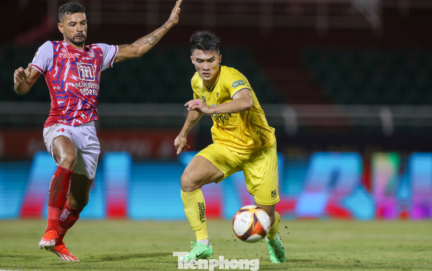 Sau khi nhận bàn thua, CLB Thanh Hoá đẩy cao đội hình với những nhân tố mới được thay vào trong hiệp 2.