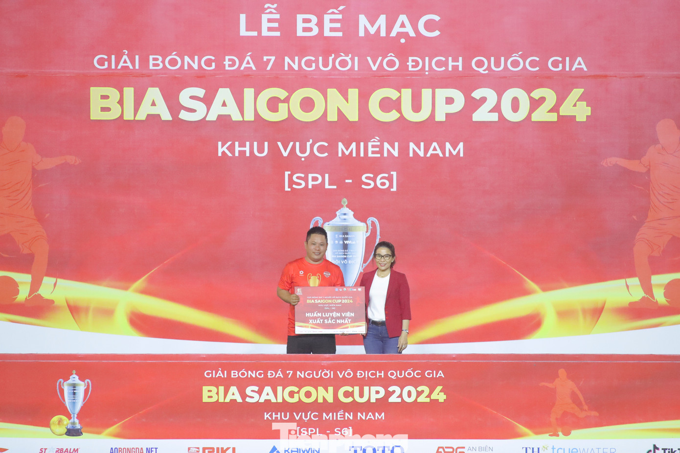 HLV xuất sắc nhất: Phan Trần Tuấn Anh (An Biên FC).