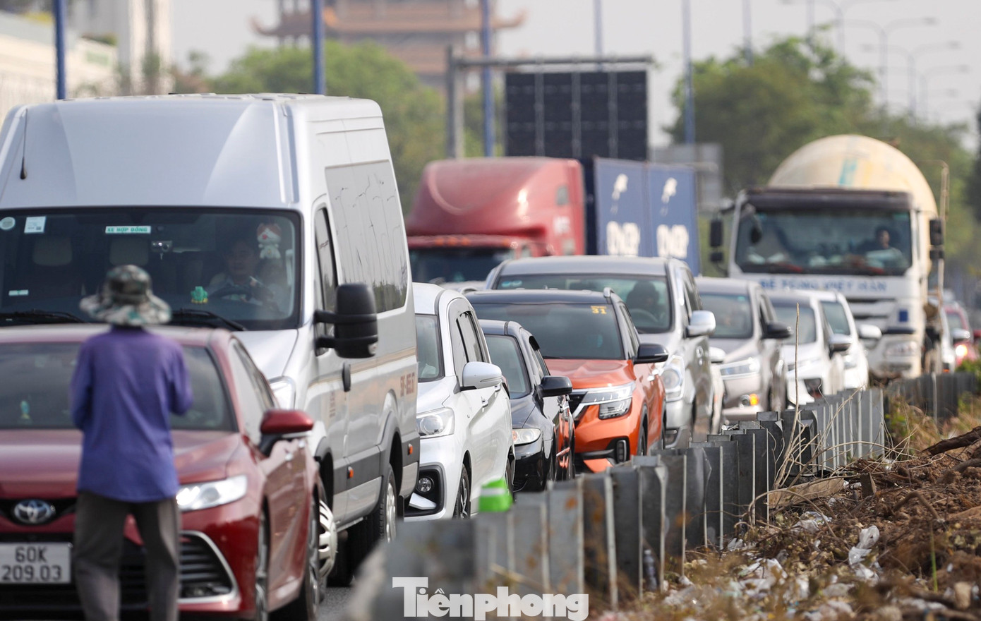 Nút giao An Phú luôn có mật độ phương tiện, đặc biệt là xe container, lưu thông rất lớn, việc xây dựng nút giao 3 tầng được chú trọng đẩy nhanh để hoàn thành toàn dự án vào tháng 4/2025.