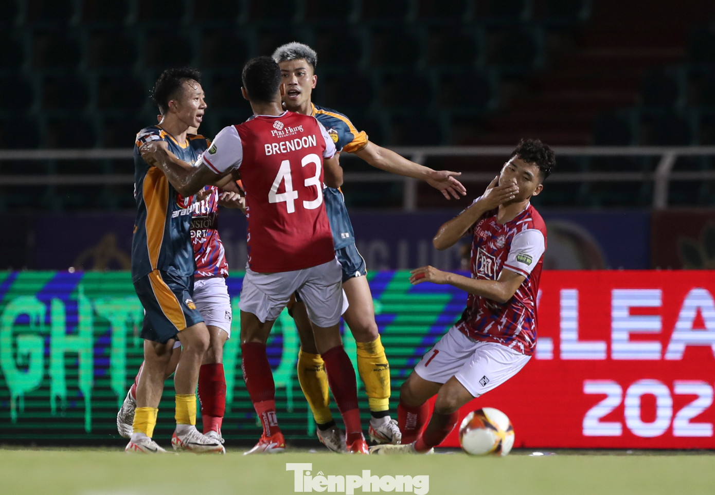 Tình huống xô xát diễn ra khi hiệp 2 của trận đấu trôi về những phút cuối, các cầu thủ hai đội gần như không còn giữ được bình tĩnh. Đào Quốc Gia đổ gục xuống sân sau tình huống va chạm với một cầu thủ bên phía LPBank HAGL.