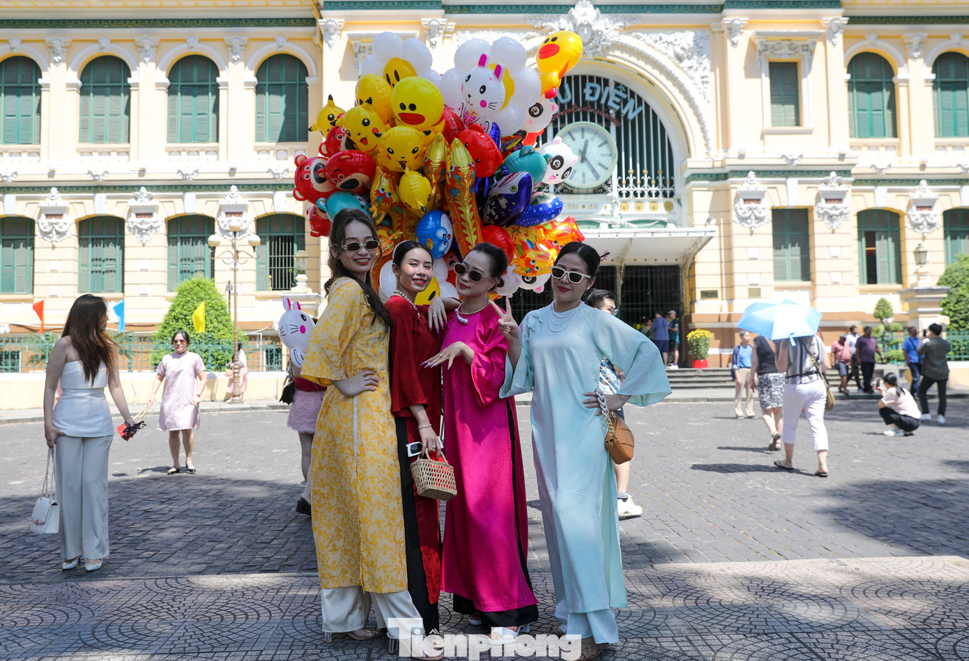 Khu vực Nhà thờ Đức Bà, Bưu Điện TPHCM cũng thu hút đông đảo người dân và du khách đến du xuân.