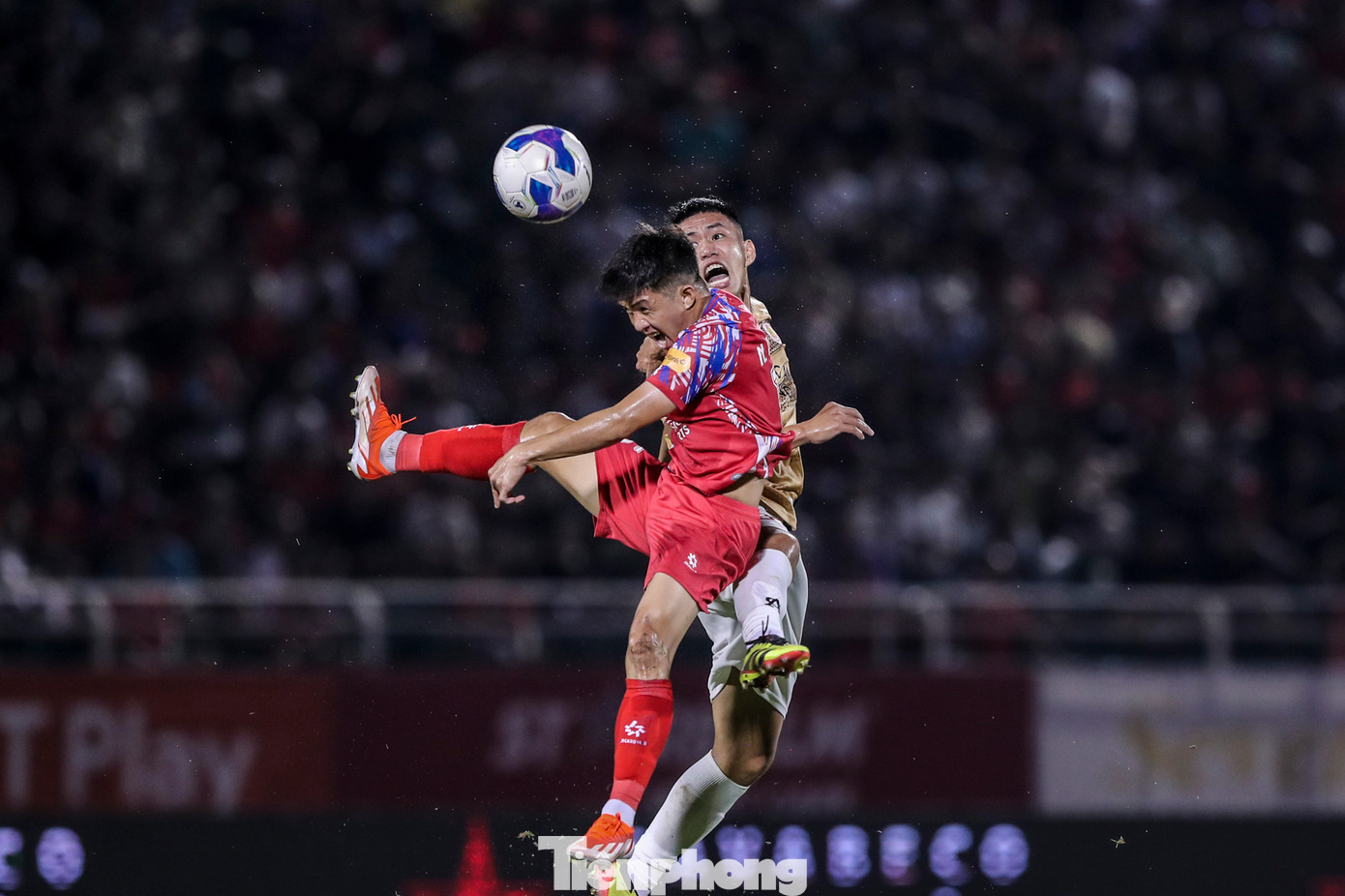 Ở chiều ngược lại, CLB TPHCM chủ động chơi phòng ngự chắc chắn nhằm chờ thời cơ để phản công. Phút 57 từ một pha phản công, Thanh Long có đường chuyền cho Sorga để anh này đánh đầu mở tỷ số cho TP.HCM.