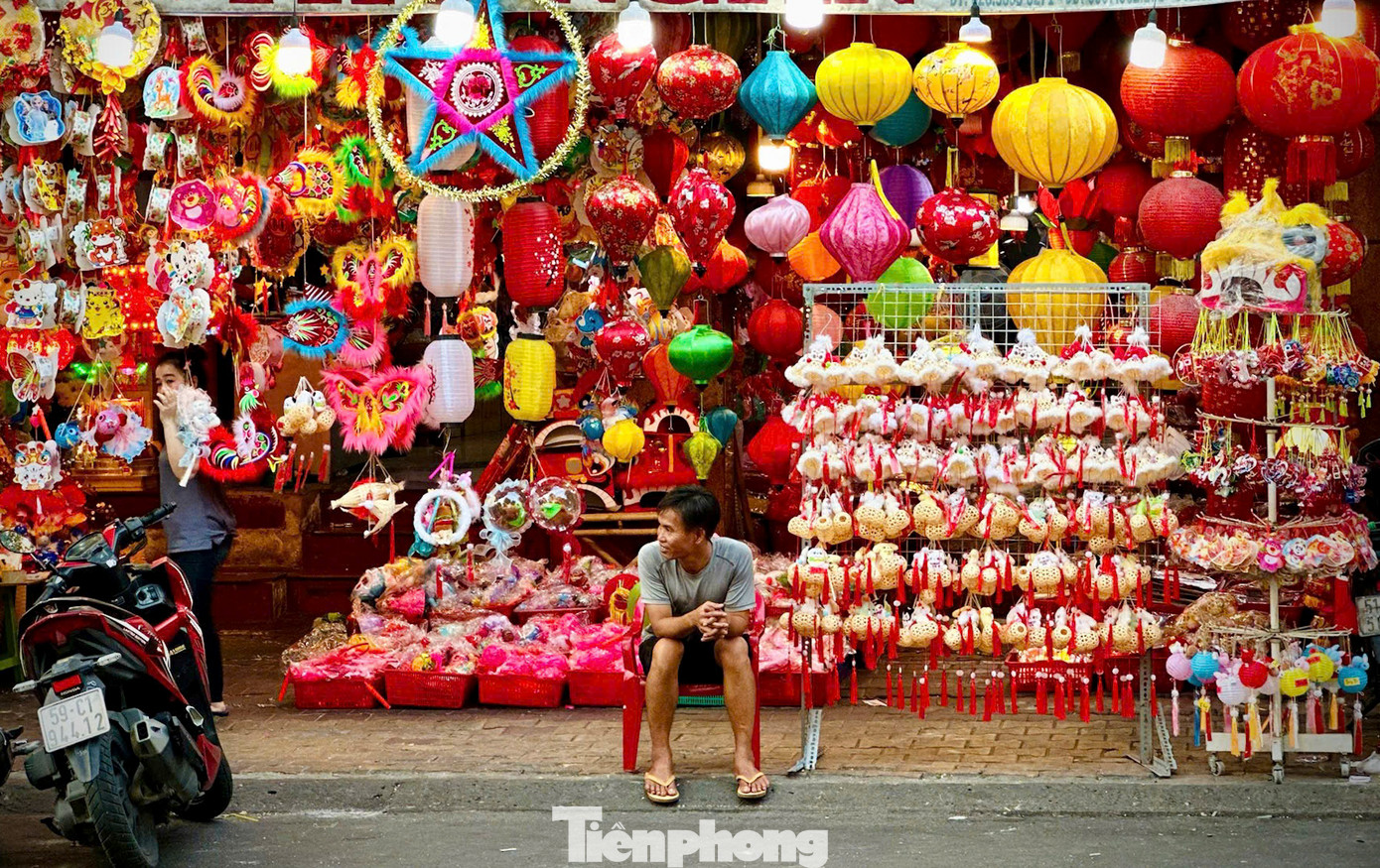 Tuy nhiên, dù phố lồng đèn vẫn lung linh, rực rỡ nhưng tại thời điểm này lượng khách tham quan và mua sắm chưa đông đúc như kì vọng.