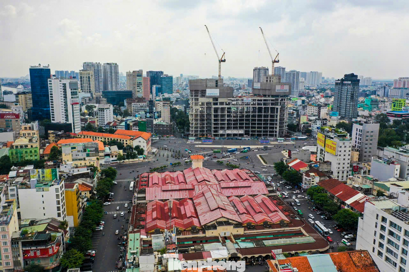 Khu tứ giác Bến Thành được mệnh danh là tứ giác &quot;kim cương&quot; vì có vị trí đắc địa nằm đối diện chợ Bến Thành, với 4 mặt tiền đường trung tâm Quận 1, nơi giá đất nóng bỏng trên dưới 500 triệu đồng/m2, nhưng hơn 10 năm qua vẫn mãi là khối bê tông dở dang với nhiều lần thay tên đổi chủ.