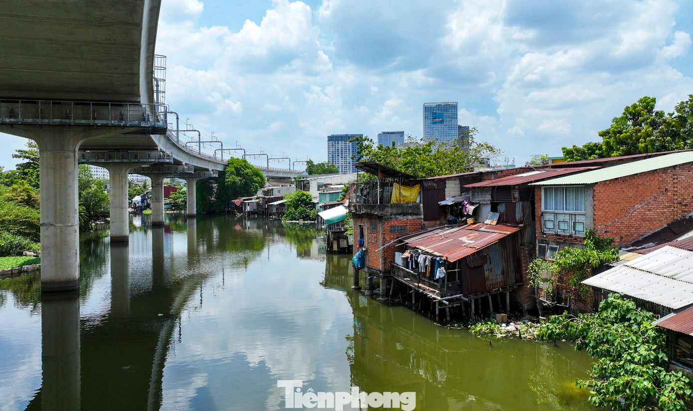 Rạch Văn Thánh là một trong những tuyến rạch đóng vai trò quan trọng giúp thoát nước, giảm ngập cho khu vực. Tuy nhiên, nhiều năm qua rạch bị lấn chiếm, bồi lấp, ô nhiễm nghiêm trọng, ảnh hưởng đến cuộc sống của người dân.