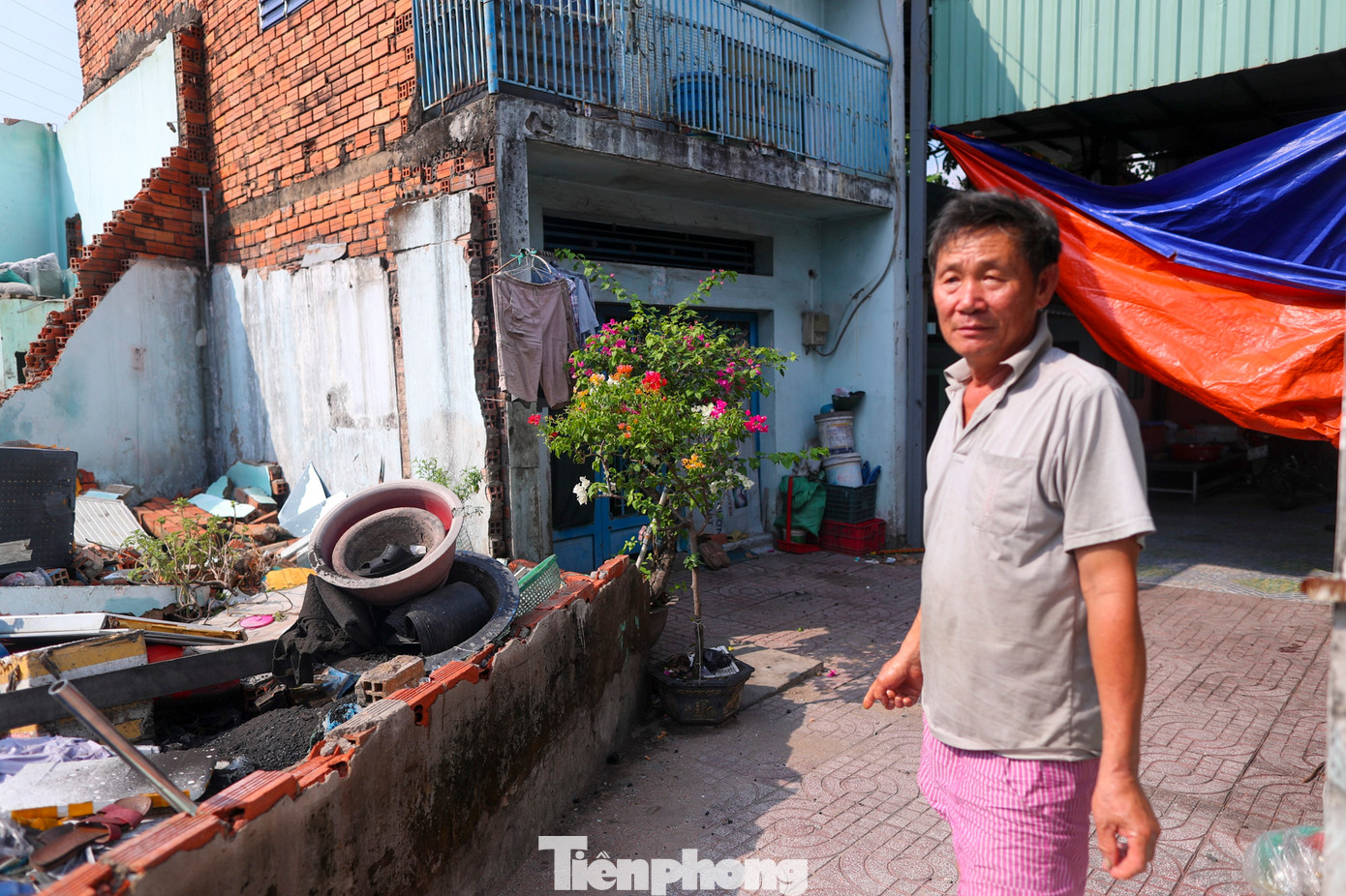 Ông Phạm Huỳnh Tấn (phường Thạnh Mỹ Lợi, TP Thủ Đức) cho biết: "Nhà tôi ở đây hơn nửa đời người, rời đi cũng tiếc, nhưng dự án của nhà nước mình phải chịu thôi. Chỉ cần đền bù thỏa đáng là chúng tôi chấp nhận. Hiện nhà tôi cũng đã thỏa thuận đền bù xong, nhưng đang chờ được phân nơi tái định cư mới nên chưa thể chuyển đi, khi nào có thì chúng tôi đi". Ông Phạm Huỳnh Tấn (phường Thạnh Mỹ Lợi, TP Thủ Đức) cho biết: "Nhà tôi ở đây hơn nửa đời người, rời đi cũng tiếc, nhưng dự án của nhà nước mình phải chịu thôi. Chỉ cần đền bù thỏa đáng là chúng tôi chấp nhận. Hiện nhà tôi cũng đã thỏa thuận đền bù xong, nhưng đang chờ được phân nơi tái định cư mới nên chưa thể chuyển đi, khi nào có thì chúng tôi đi".