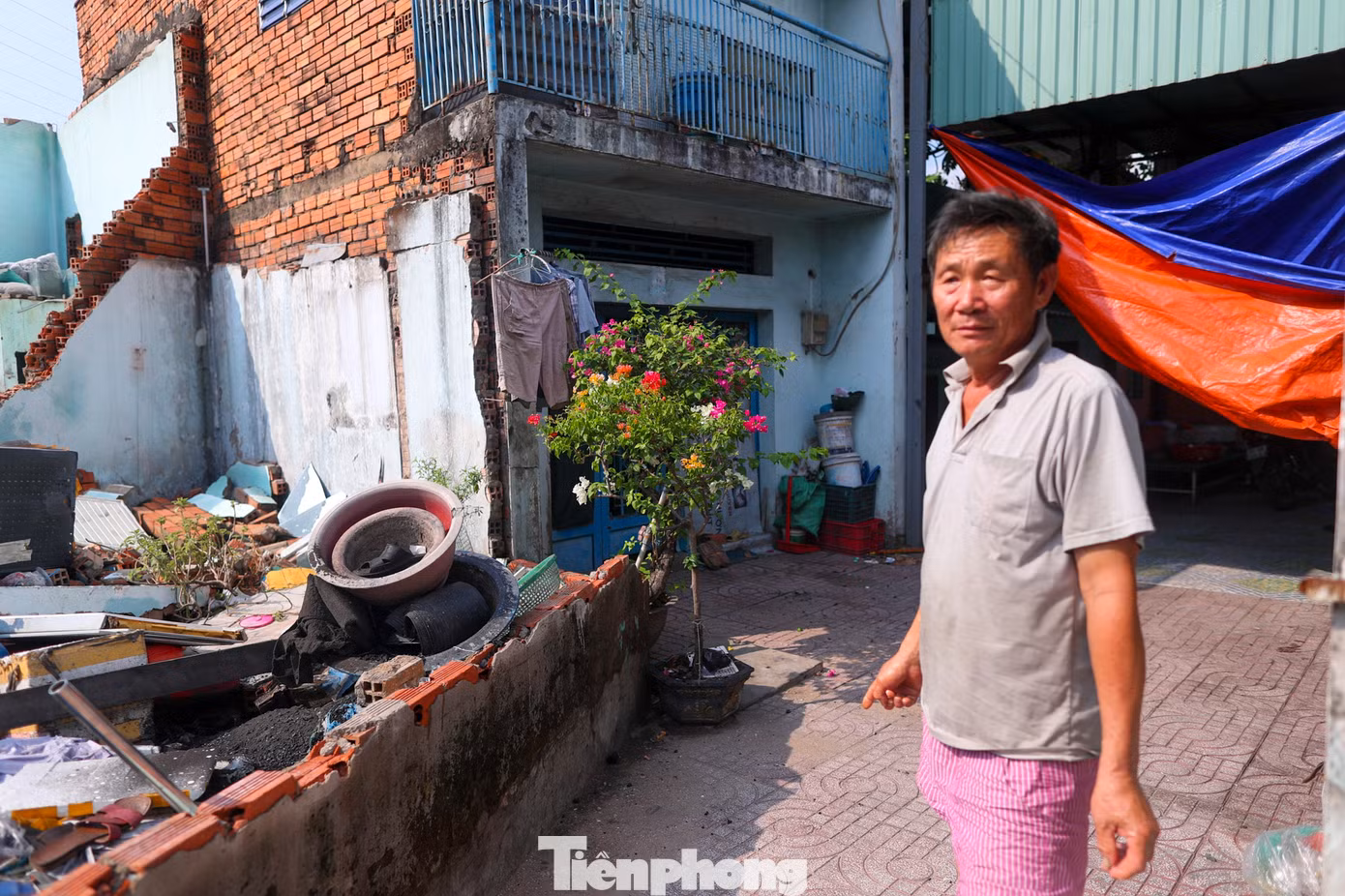 Ông Phạm Huỳnh Tấn (phường Thạnh Mỹ Lợi, TP Thủ Đức) cho biết: "Nhà tôi ở đây hơn nửa đời người, rời đi cũng tiếc, nhưng dự án của nhà nước mình phải chịu thôi. Chỉ cần đền bù thỏa đáng là chúng tôi chấp nhận. Hiện nhà tôi cũng đã thỏa thuận đền bù xong, nhưng đang chờ được phân nơi tái định cư mới nên chưa thể chuyển đi, khi nào có thì chúng tôi đi". Ông Phạm Huỳnh Tấn (phường Thạnh Mỹ Lợi, TP Thủ Đức) cho biết: "Nhà tôi ở đây hơn nửa đời người, rời đi cũng tiếc, nhưng dự án của nhà nước mình phải chịu thôi. Chỉ cần đền bù thỏa đáng là chúng tôi chấp nhận. Hiện nhà tôi cũng đã thỏa thuận đền bù xong, nhưng đang chờ được phân nơi tái định cư mới nên chưa thể chuyển đi, khi nào có thì chúng tôi đi".