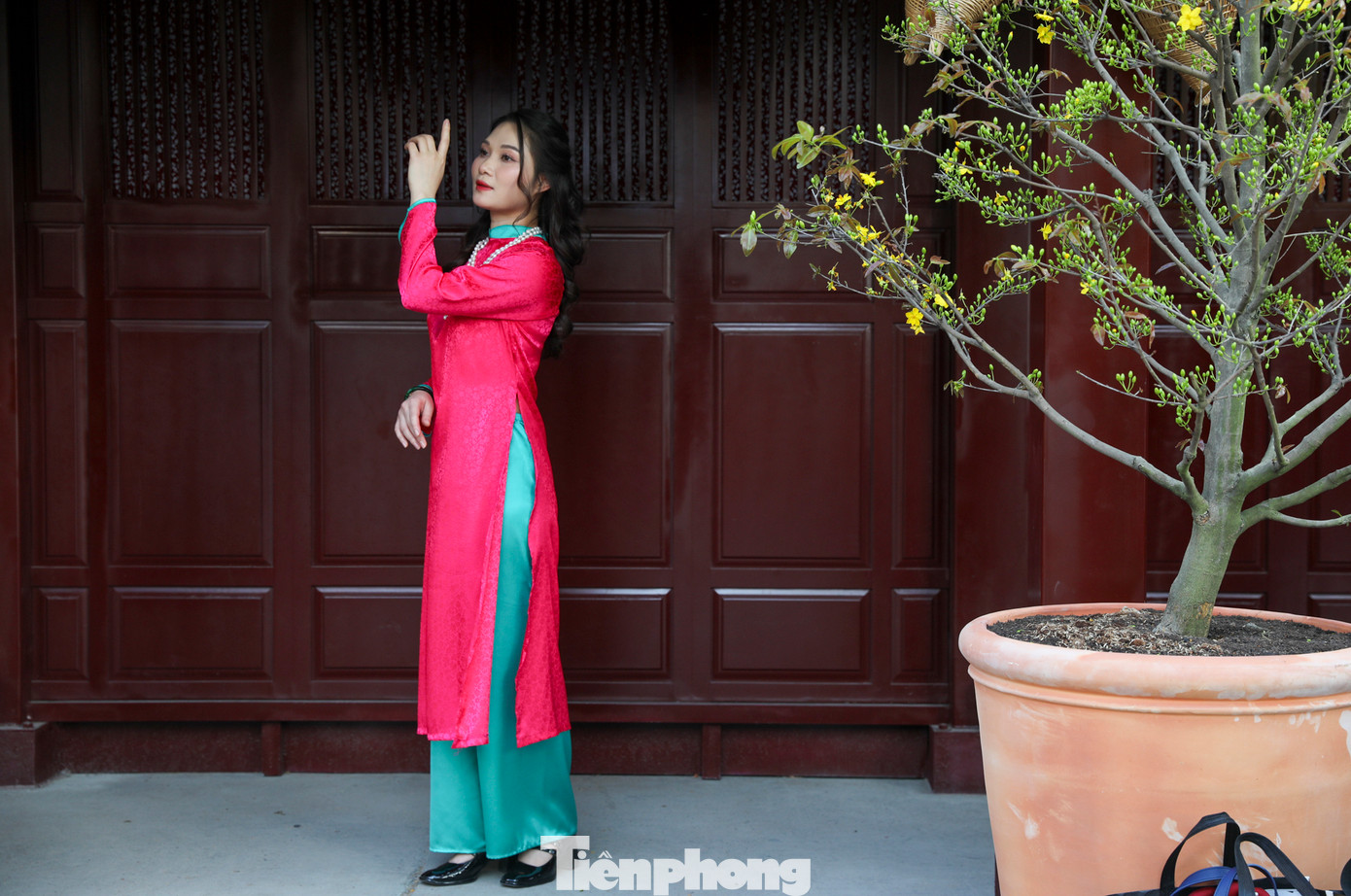 Người dân, du khách xúng xính áo dài, háo hức đến tham quan, chụp ảnh tại phố ông đồ.