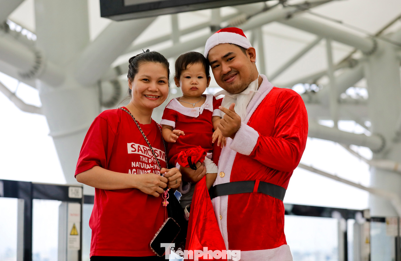 Một gia đình dắt theo con nhỏ chờ từ sáng sớm nhưng vẫn chưa thể lên tàu.