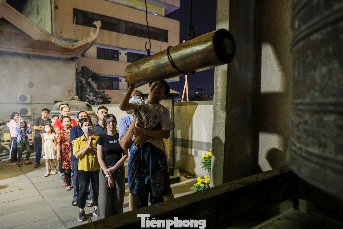 Dòng người xếp hàng dài phía trước chánh điện rung chuông cầu bình an.