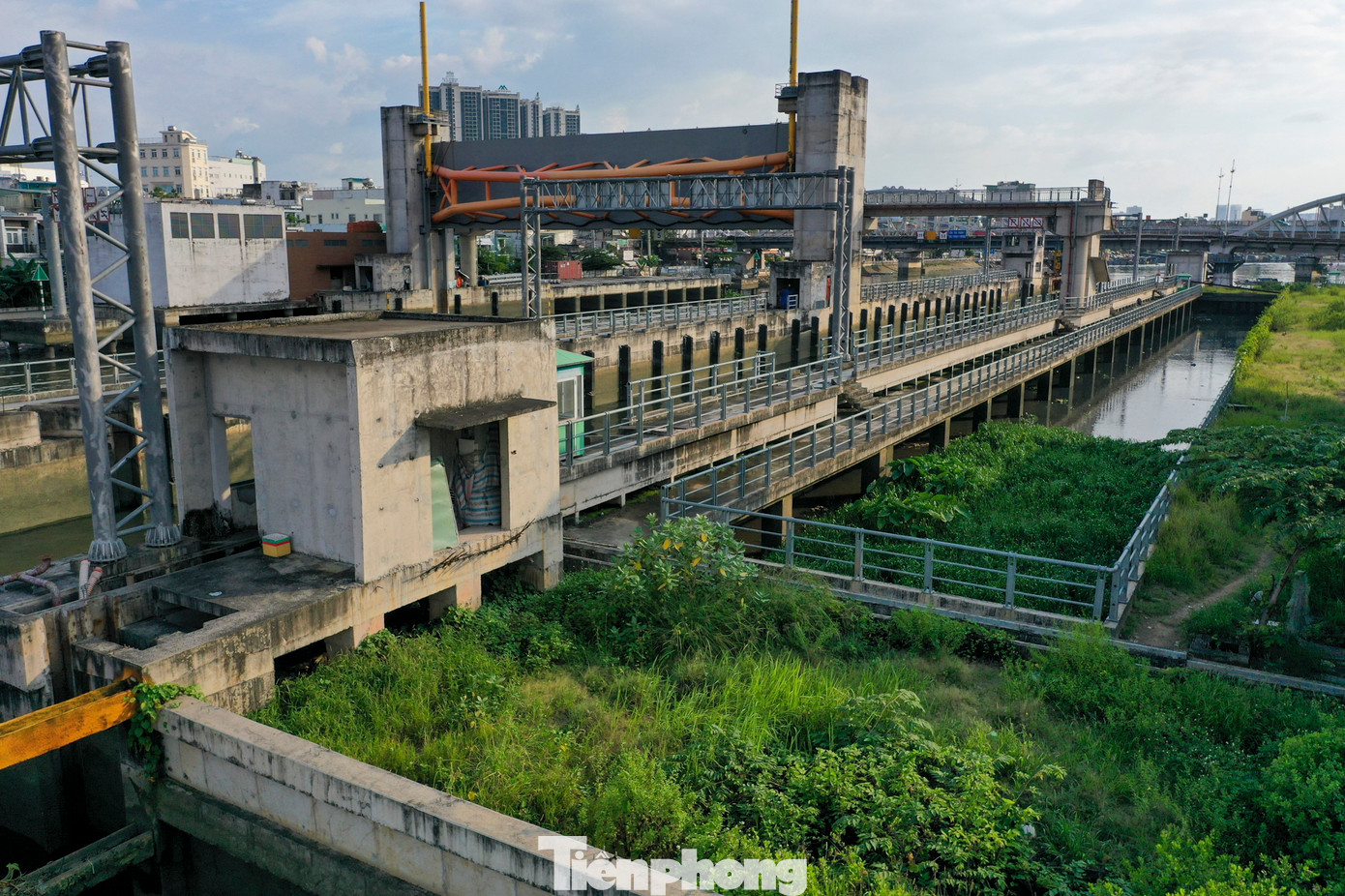 Cống ngăn triều Tân Thuận nằm trên kênh Tẻ, sau khi dự án hoàn thành sẽ là giải pháp kiểm soát triều từ sông Sài Gòn vào kênh Tẻ, kênh Đôi, Tàu Hủ và Bến Nghé, giúp người dân thoát cảnh ngập nước.