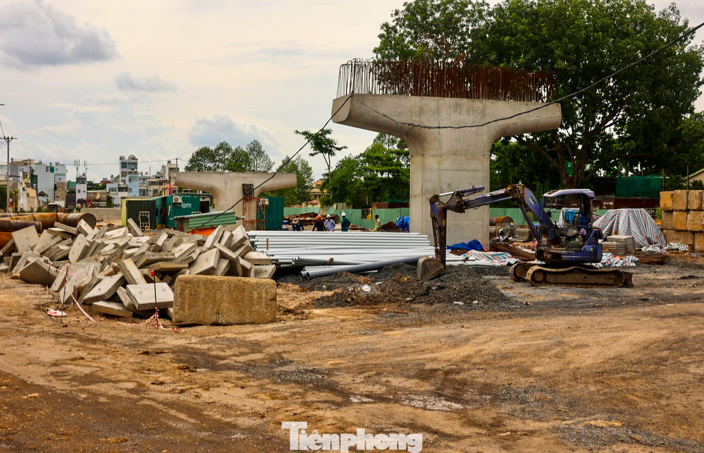 Nhà thầu đang đẩy nhanh tiến độ thi công các hạng mục hạ tầng kỹ thuật như thoát nước, chiếu sáng, bó vỉa hè để kịp hoàn thành đúng tiến độ.
