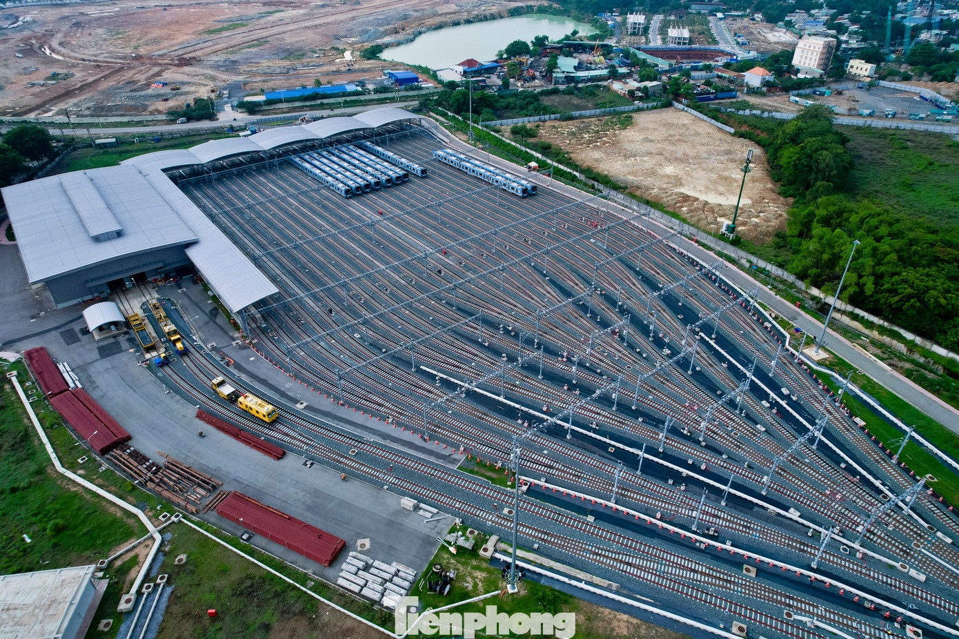 Tuyến metro số 1 (Bến Thành – Suối Tiên) có 17 đoàn tàu đã tập kết về depot Long Bình. Tuyến metro này dài gần 20km, đi từ ga Bến Thành (quận 1) đến depot Long Bình (TP Thủ Đức) với 3 ga ngầm và 11 ga trên cao.