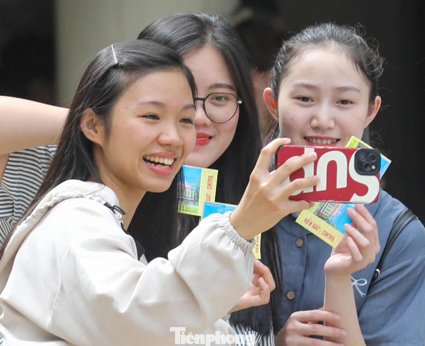 Theo ghi nhận của PV Tiền Phong, tại khu vực bán vé, từ rất sớm người dân, du khách đã xếp hàng dài đợi đến lượt. Theo ghi nhận của PV Tiền Phong, tại khu vực bán vé, từ rất sớm người dân, du khách đã xếp hàng dài đợi đến lượt.