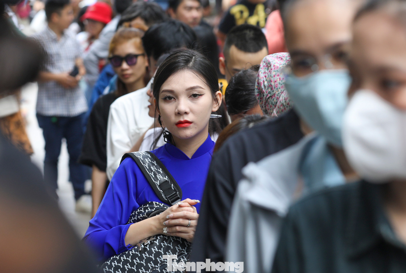 Từ 9h, hàng trăm người người dân, du khách đổ về Dinh Độc Lập (quận 1) xếp hàng dài để chờ mua vé tham quan. Từ 9h, hàng trăm người người dân, du khách đổ về Dinh Độc Lập (quận 1) xếp hàng dài để chờ mua vé tham quan.