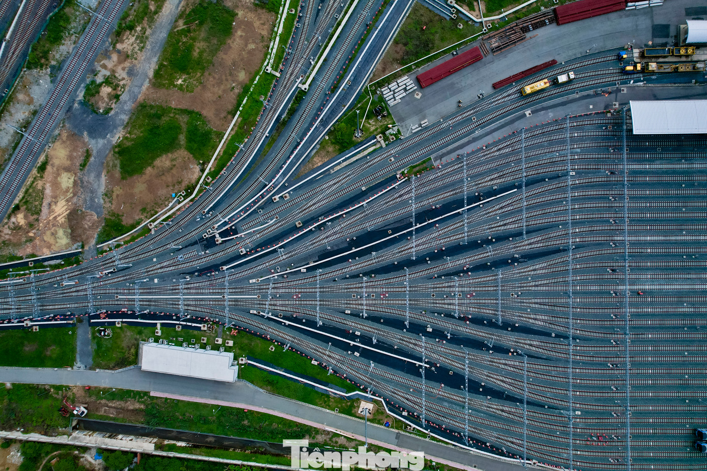 Các đường ray từ bãi đỗ dần thu hẹp lại giống chiếc phễu khi dẫn vào nhà ga trên cao Bến xe Miền Đông mới, cách depot gần một km.