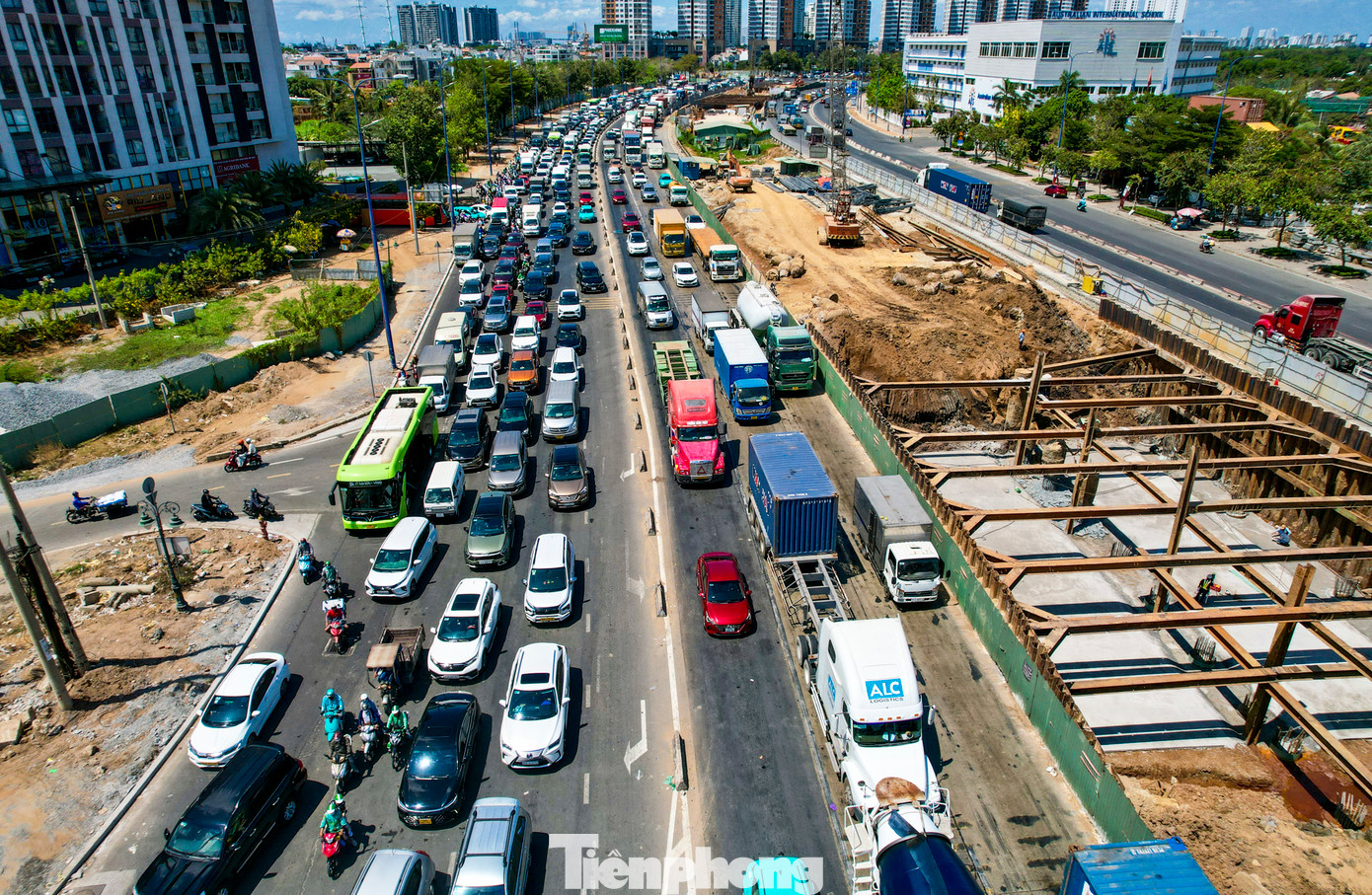 Dòng phương tiện kéo dài hàng km di chuyển chậm vào 27/4.