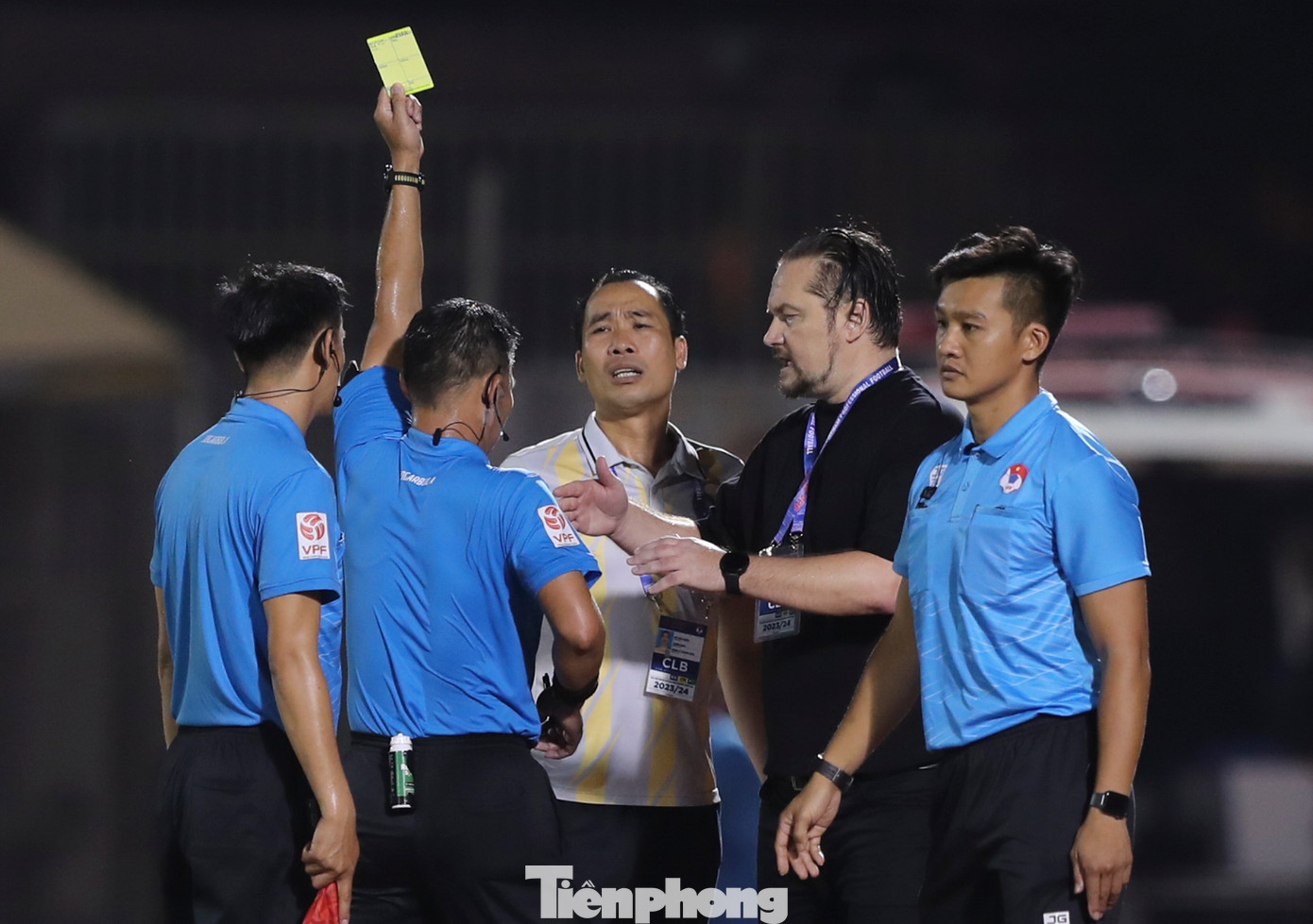 Trợ lý ngôn ngữ Đỗ Văn Phúc cũng phải nhận thẻ vàng do phản ứng gay gắt.