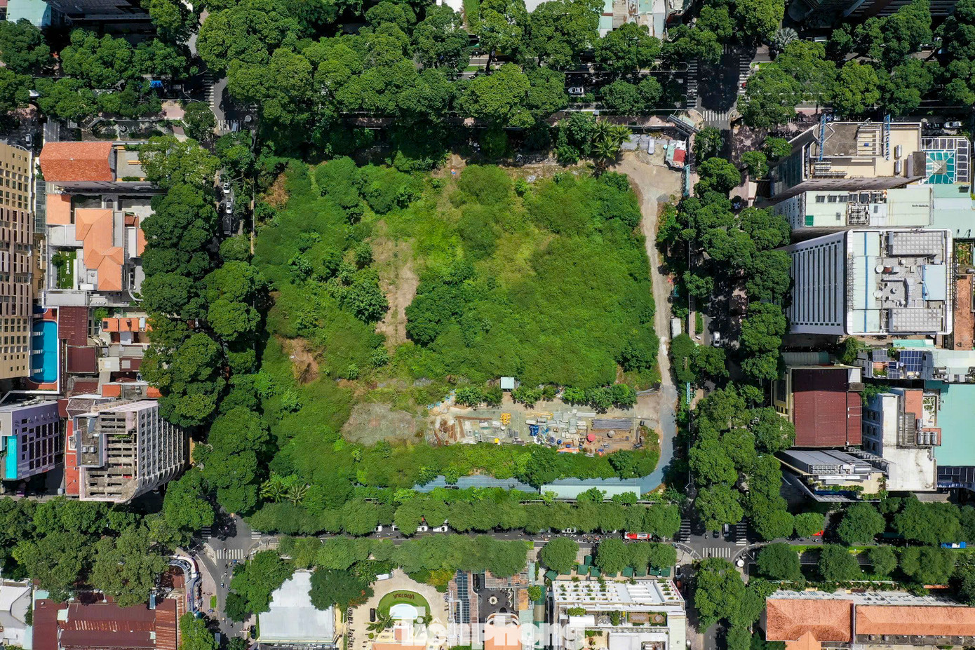 Nhà thi đấu Phan Đình Phùng được Chủ tịch UBND TPHCM Phan Văn Mãi nhắc đến nằm ngay khu đất “vàng” mặt tiền đường trung tâm TP: Pasteur - Nguyễn Đình Chiểu - Nam Kỳ Khởi Nghĩa - Võ Văn Tần (quận 3). Dự án này được Thủ tướng chấp thuận chủ trương đầu tư theo hình thức BT từ năm 2008 và được triển khai từ tháng 3/2010. Nhà thi đấu có mức đầu tư được công bố là 988 tỉ đồng, đến năm 2013, công trình đội giá lên 1.352 tỉ đồng.