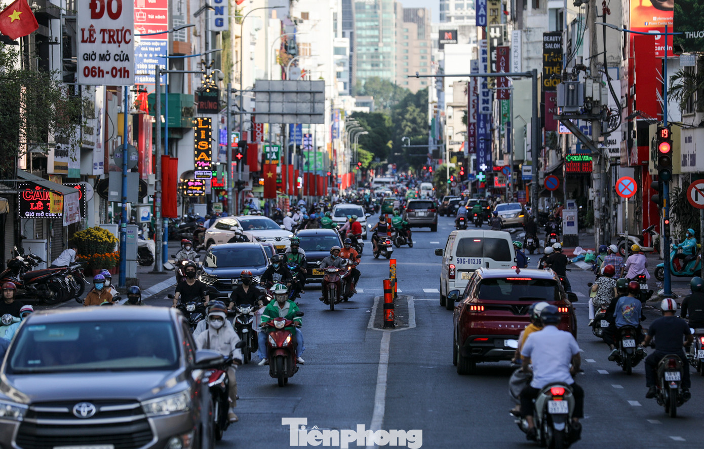 Khu vực chợ Tân Định (quận 1) lượng người đổ về khá đông và nhộn nhịp lúc chiều tối.