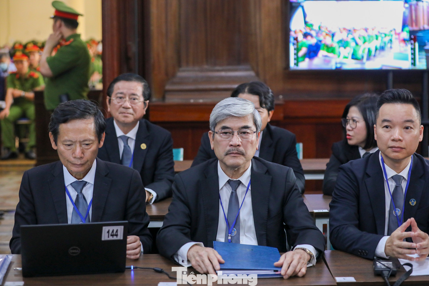 Luật sư Phan Trung Hoài (bìa trái) bào chữa cho bị cáo Trương Mỹ Lan đề nghị xem xét lại tội danh “Tham ô tài sản” đối với bà Lan cũng như xem xét lại việc xác định sở hữu của bị cáo tại SCB, nếu SCB bị thiệt hại thì chính bị cáo cũng là người bị thiệt hại.