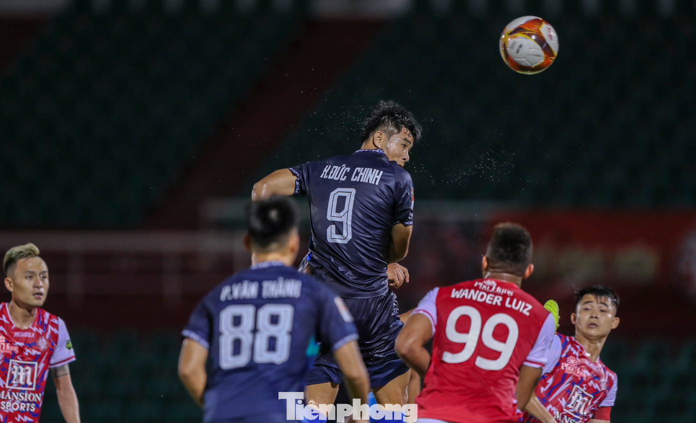 Sức mạnh của CLB Bình Định được thể hiện rõ nét ngay khi trận đấu bắt đầu. Đoàn quân của HLV Bùi Đoàn Quang Huy chủ động đẩy cao đội hình và liên tiếp gây ra nhiều tình huống sóng gió trước khung thành đội chủ nhà. Sức mạnh của CLB Bình Định được thể hiện rõ nét ngay khi trận đấu bắt đầu. Đoàn quân của HLV Bùi Đoàn Quang Huy chủ động đẩy cao đội hình và liên tiếp gây ra nhiều tình huống sóng gió trước khung thành đội chủ nhà.