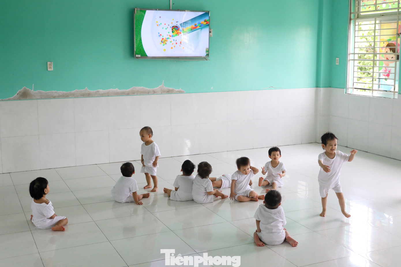 “Sau khi nhận thông tin có trẻ chuyển đến, trung tâm chuẩn bị giường nhưng các cháu đến phần lớn đều trên 2 tuổi nên chúng tôi phải cất đi rồi cho các cháu nằm nệm. Chúng tôi đang lắp ráp thêm quạt, tivi để các cháu được sinh hoạt tiện nghi hơn. Tôi dặn dò các cô bảo mẫu phải yêu thương, để ý đến chế độ ăn uống của các con trong thời gian này. Các bé không có biểu hiệm nghiêm trọng nào về sức khỏe nhưng hầu hết tâm lý chưa ổn định. Hy vọng trong thời gian tới, khi được yêu thương, chăm sóc tận tình thì các con sẽ nhanh hòa nhập với môi trường mới”, bà Hồng nói.