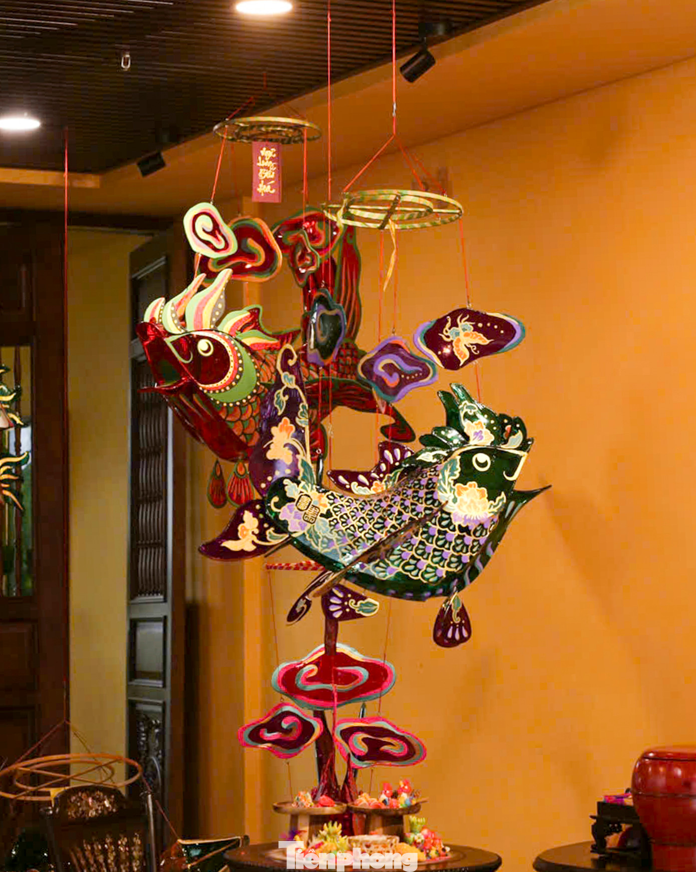 Không nhiều tư liệu, hình ảnh về mẫu đèn lồng truyền thống cách đây cả trăm năm, nên cả hai cũng chỉ có thể dựa trên những bài khảo cứu của nhà nghiên cứu văn hoá Trịnh Bách để xây dựng ý tưởng cho sản phẩm của mình.