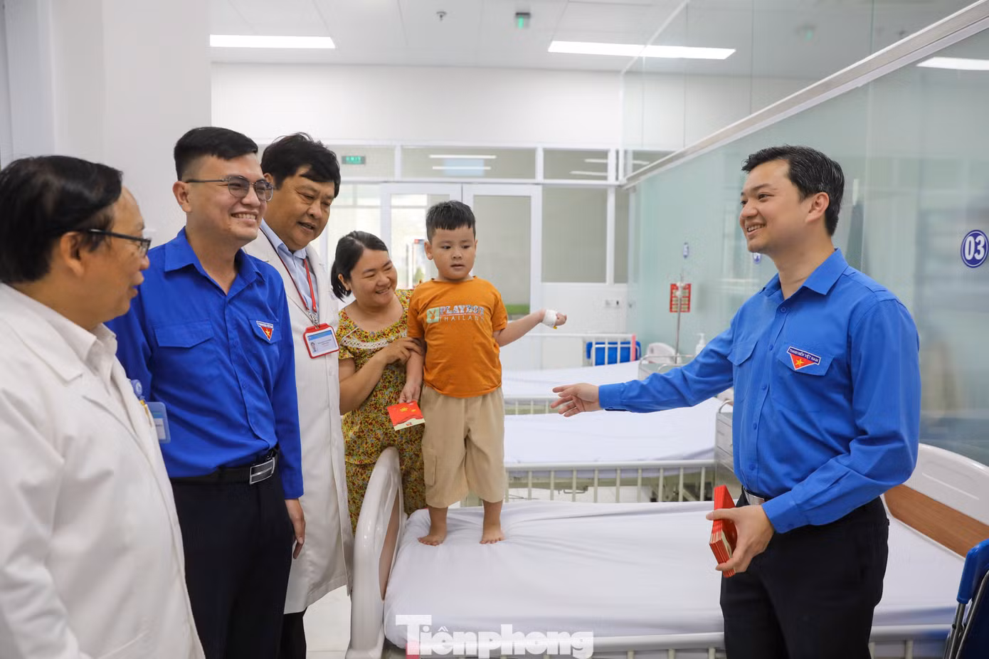 Thời gian qua, Bệnh viện Nhi đồng 1 đã ứng dụng nhiều kỹ thuật mới trong việc thăm khám và điều trị bệnh như thông tim xuyên tử cung cho thai nhi; chăm lo tốt cho cán bộ, công nhân viên.
