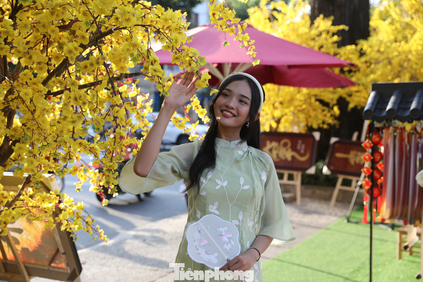 Những tà áo dài đủ màu xuất hiện khắp các góc phố xung quanh khu vực phố ông đồ.