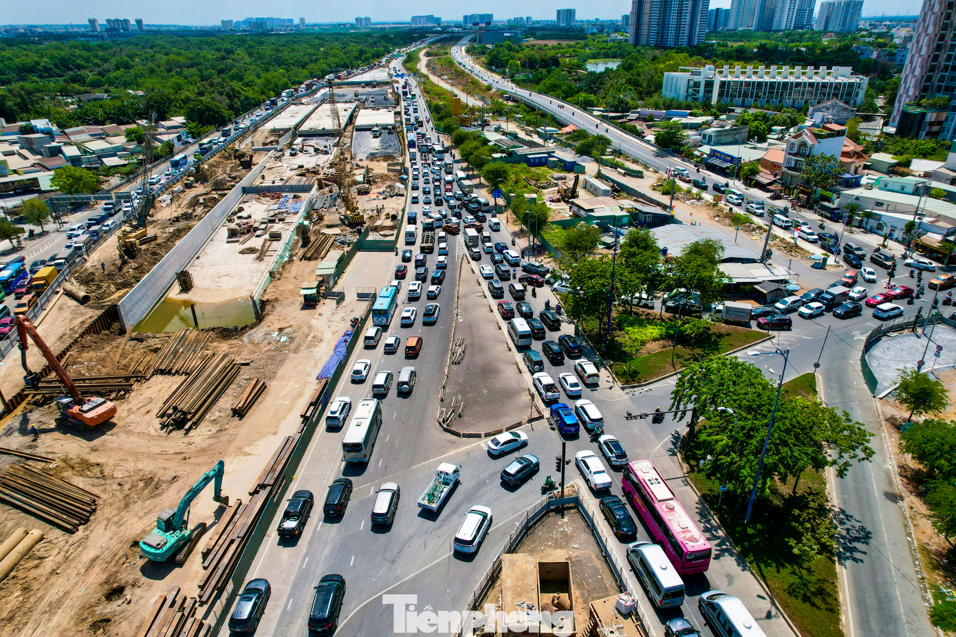 Khoảng 10h, theo ghi nhận của Tiền Phong, tại tuyến đường dẫn vào cao tốc TPHCM – Long Thành – Dầu Giây, lưu lượng xe cộ tăng dần.