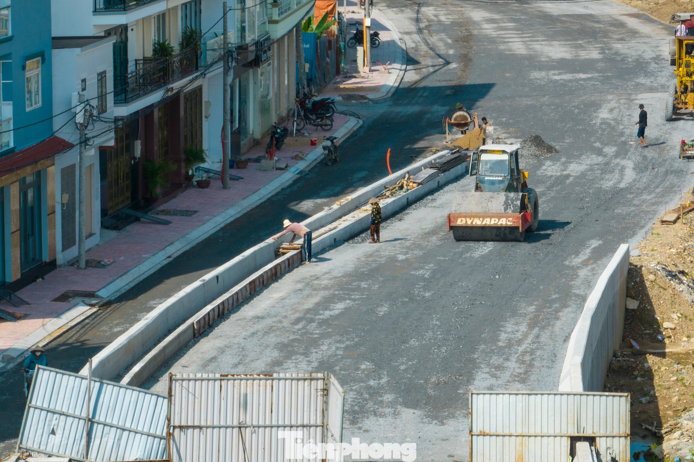 Nhà thầu cũng đã xử lý xong nền đường và tường chắn ở phía huyện Nhà Bè, đồng thời tiếp tục thi công phần còn lại ở quận 7.