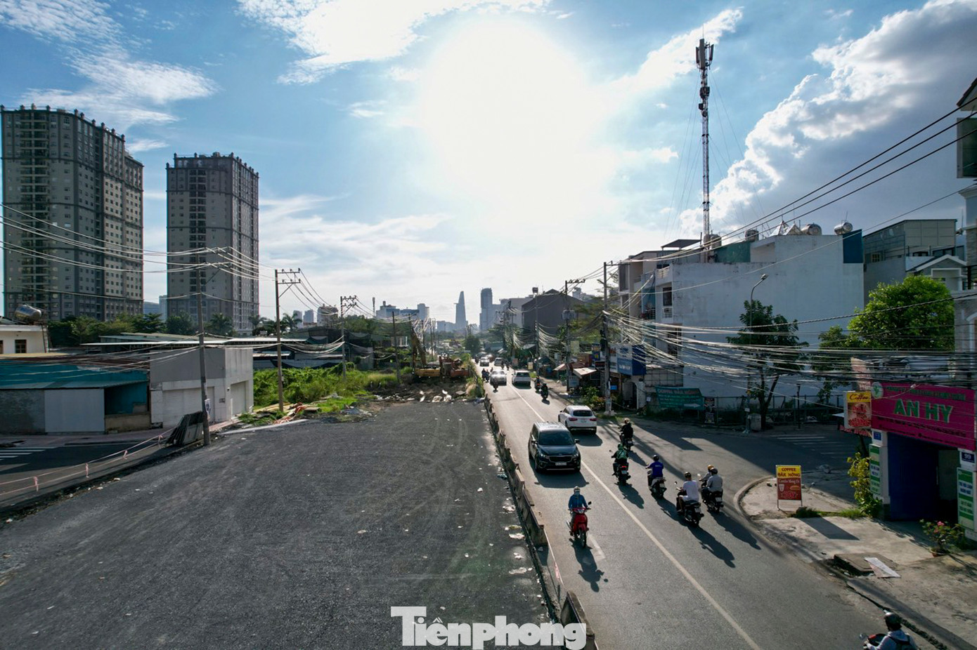 Nhiều hộ gia đình trên đường Lương Định Của, TP Thủ Đức chia sẻ, công tác thi công dang dở suốt nhiều năm nay khiến người dân sống trên con đường này chịu ảnh hưởng rất lớn.