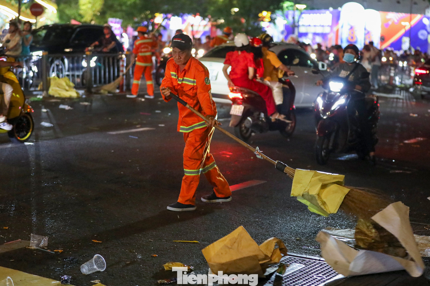 Sau những cuộc vui cuối tuần, sự kiện, lễ hội, đêm tàn cũng là lúc người công nhân môi trường với chiếc chổi tre lại ra đường dọn dẹp rác thải. Kết thúc đêm vui, dòng người ồ ạt ra về để lại rác thải nằm vương vãi khắp đường phố.