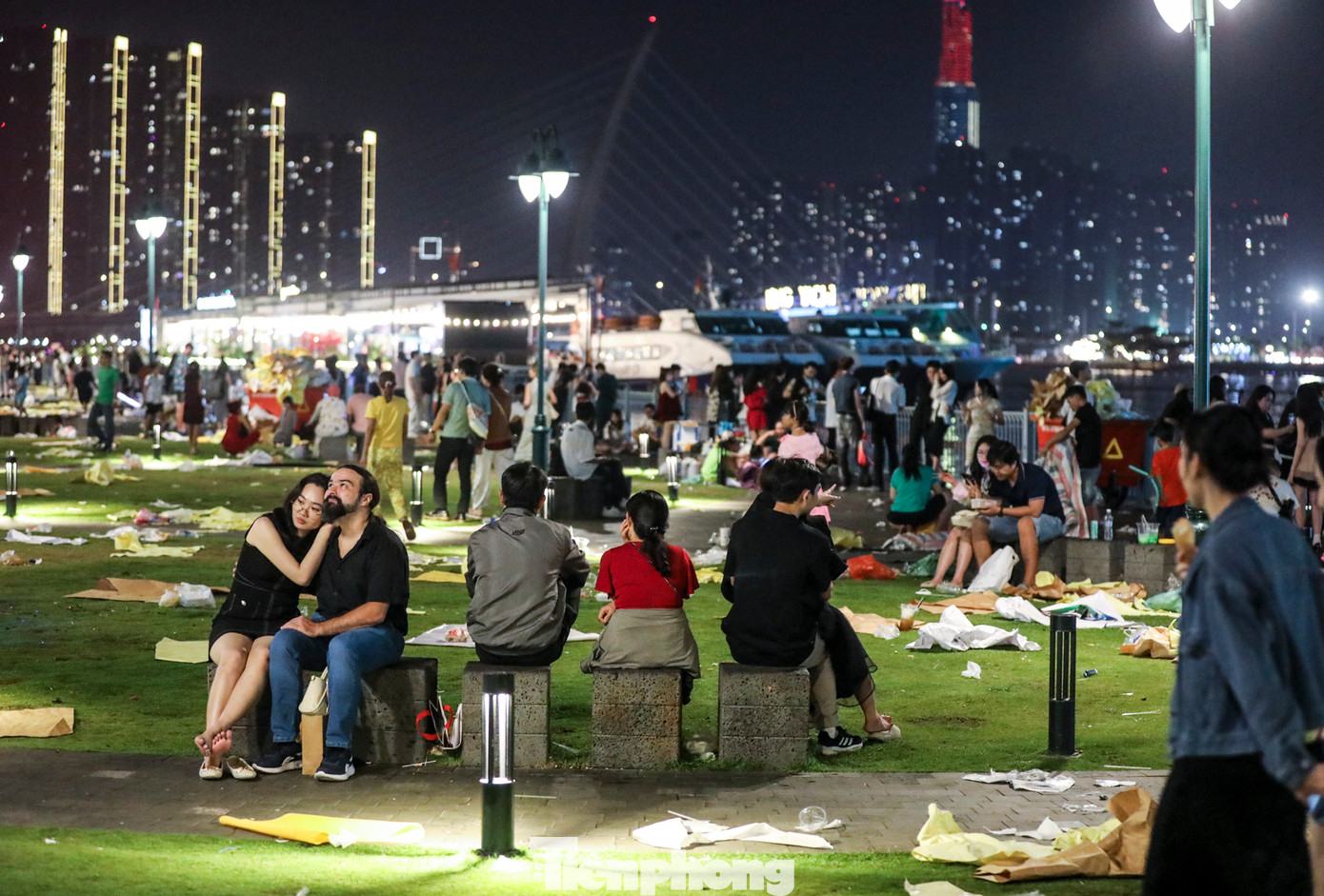 Thảm cỏ xanh tại công viên cũng không tránh khỏi tình trạng bị hư hỏng nặng do có quá nhiều người ngồi và giẫm đạp lên.