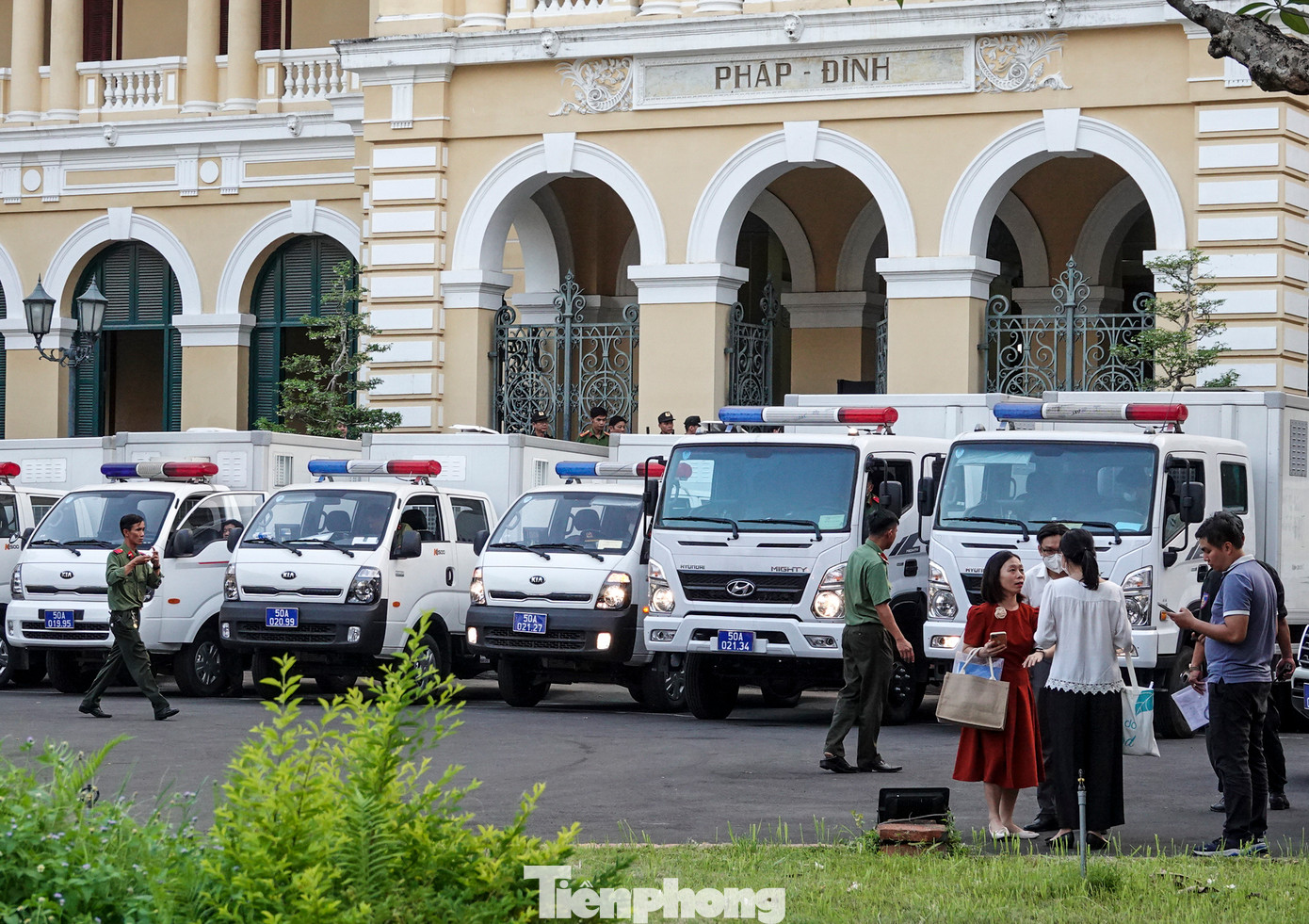 18h ngày 5/3, ngày làm việc đầu tiên của phiên toà xét xử vụ án Vạn Thịnh Phát kết thúc, đoàn xe chở phạm gồm hơn 20 xe đã chuẩn bị sẵn sàng phía trước cổng toà để đưa các bị cáo về nơi tạm giam. 18h ngày 5/3, ngày làm việc đầu tiên của phiên toà xét xử vụ án Vạn Thịnh Phát kết thúc, đoàn xe chở phạm gồm hơn 20 xe đã chuẩn bị sẵn sàng phía trước cổng toà để đưa các bị cáo về nơi tạm giam.