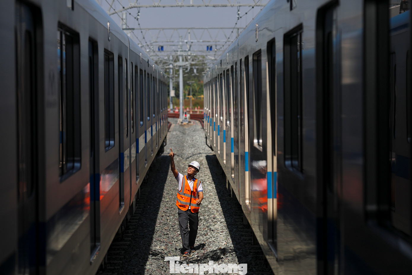 Anh Tú đi từng bước kiểm tra từng bánh xe, hệ thống đèn, mối nối của khoảng 10 toa tàu trước khi khởi hành.