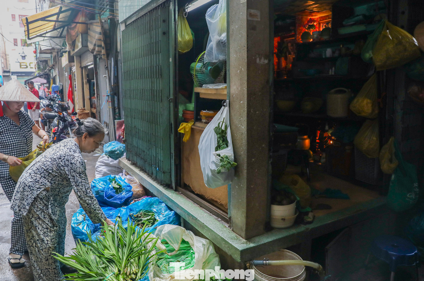 Trước đó, quận 1 đã đưa chỉ tiêu quy hoạch kiến trúc thực hiện mời gọi đầu tư dự án khu chợ Gà, Gạo. Cụ thể, diện tích khu đất 6.339 m2 (diện tích phù hợp quy hoạch khoảng 5.949 m2). Mật độ xây dựng tối đa 50%, hệ số sử dụng đất là 10, chiều cao tối đa 50 m, dân số là 700 người.