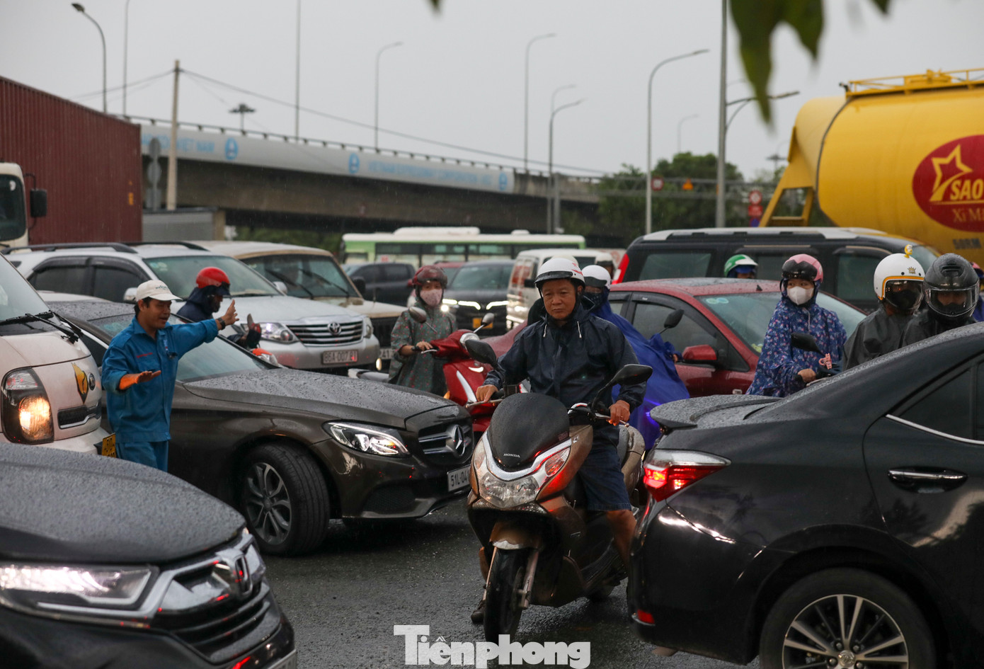 Tại vòng xoay Phú Hữu không có đèn tín hiệu giao thông, nên các xe đi từ đường Nguyễn Duy Trinh về cảng Phú Hữu muốn qua đường phải len lỏi qua các khe hở của dòng xe trên đường Võ Chí Công đi vòng xoay Liên Phường.