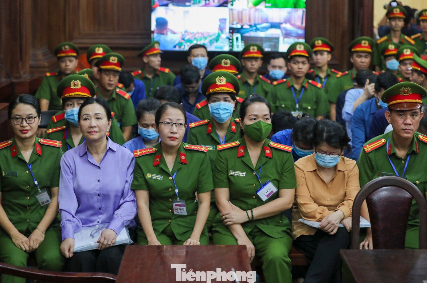 HĐXX sẽ bắt đầu xét hỏi đối với hành vi phạm tội của bị cáo Trương Mỹ Lan và đồng phạm, trừ tội lạm dụng tín nhiệm chiếm đoạt tài sản của bị cáo Nguyễn Cao Trí (54 tuổi, Chủ tịch HĐQT Công ty CP đầu tư và quản lý giáo dục Văn Lang, Chủ tịch HĐQT kiêm Tổng giám đốc Công ty Capella) chiếm đoạt 1.000 tỉ đồng của bị cáo Lan.