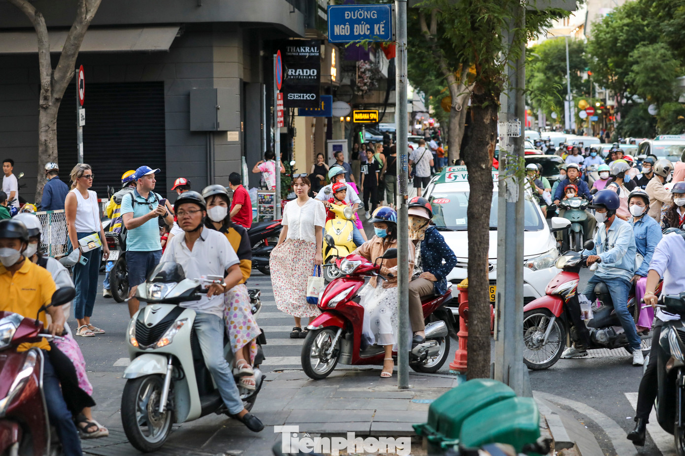 Dòng xe xếp hàng dài, mắc kẹt trên đường Đồng Khởi. Đoạn kẹt này kéo dài từ khu vực Nhà hát Thành phố về tới khu công viên bến Bạch Đằng.