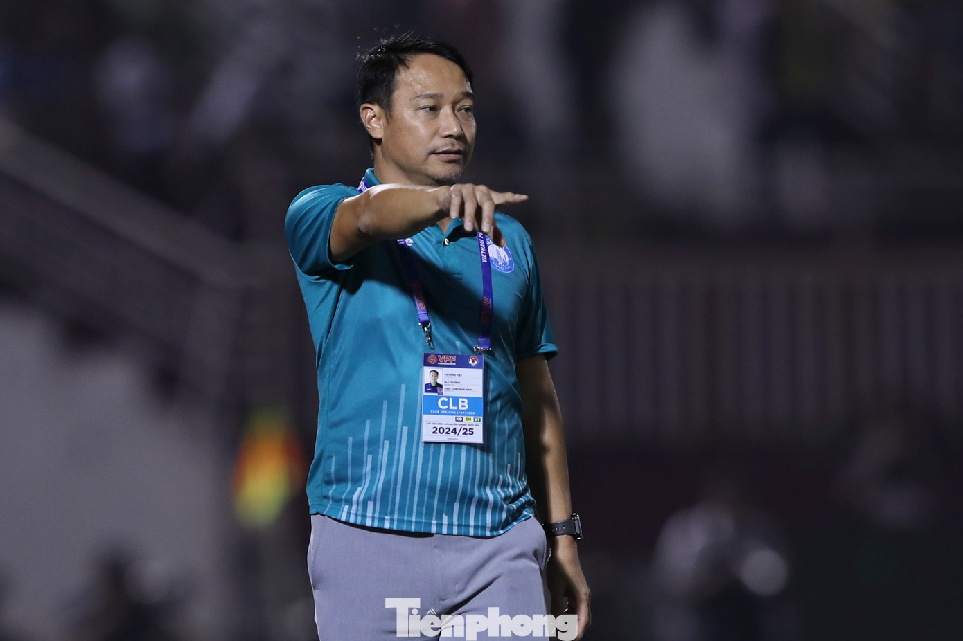 HLV Vũ Hồng Việt liên tục có những thay đổi nhân sự để đảm bảo một chiến thắng cho đội bóng thành Nam.