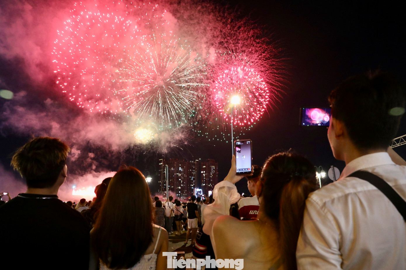 Nhiều bạn trẻ dùng điện thoại để lưu lại hình ảnh những chùm pháo hoa nhiều màu sắc.