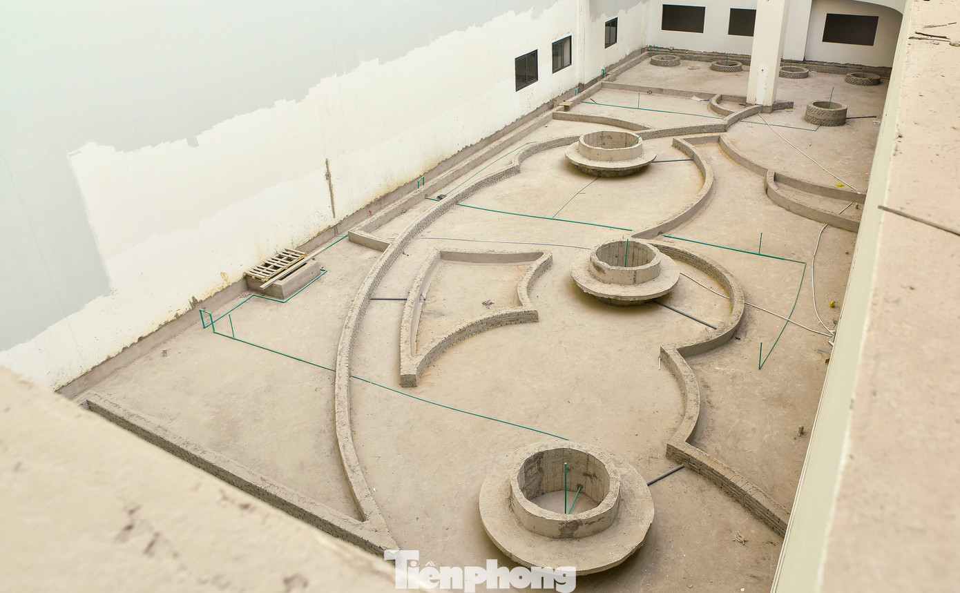 Theo ghi nhận của phóng viên, một số thiết bị hiện đại cũng đang được hoàn thiện như thang cuốn, phòng khám hiện đại và các khu vực tiểu cảnh trong khuôn viên bệnh viện.