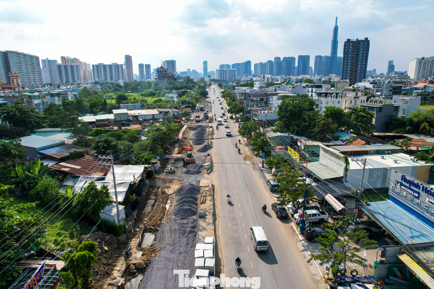 Dự án nâng cấp đường Lương Định Của (thuộc địa bàn TP Thủ Đức, TPHCM) là trục chính kết nối với dự án nút giao An Phú, dài gần 2,5 km được khởi công từ năm 2015 với tổng mức đầu tư hơn 800 tỉ đồng, dự kiến hoàn thành sau 2 năm. Tuy nhiên, đến nay sau 9 năm, dự án này vẫn chưa thể về đích. Dự án nâng cấp đường Lương Định Của (thuộc địa bàn TP Thủ Đức, TPHCM) là trục chính kết nối với dự án nút giao An Phú, dài gần 2,5 km được khởi công từ năm 2015 với tổng mức đầu tư hơn 800 tỉ đồng, dự kiến hoàn thành sau 2 năm. Tuy nhiên, đến nay sau 9 năm, dự án này vẫn chưa thể về đích.