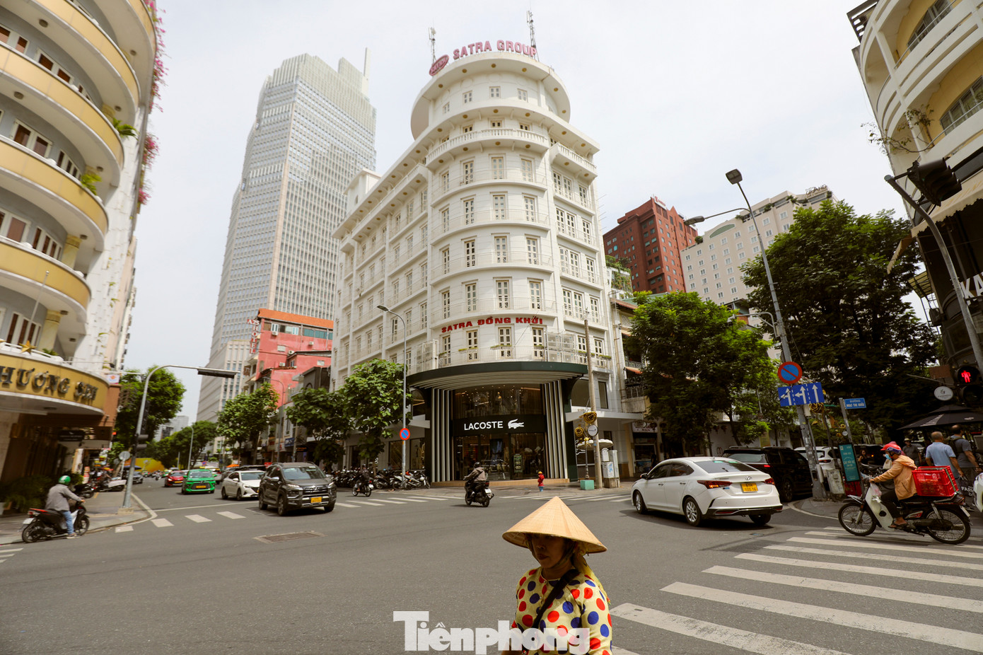 Theo báo cáo Đại lộ bán lẻ thế giới năm 2024 mới phát hành của Cushman &amp; Wakefield, giá thuê mặt bằng bán lẻ tại đường Đồng Khởi đạt 368 USD/feet vuông/năm, tương đương 330 USD/m2/tháng.