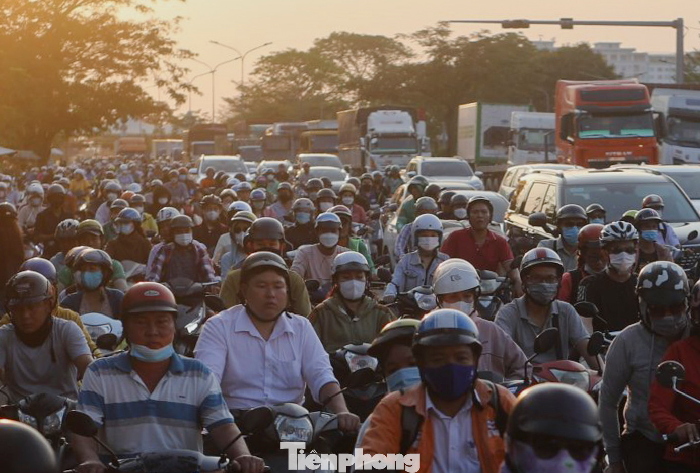 Vào các khung giờ cao điểm sáng, đường Nguyễn Văn Linh (đoạn từ cầu Ông Lớn về nút giao Nguyễn Hữu Thọ - Nguyễn Văn Linh) kẹt xe kéo từ chân cầu Ông Lớn tới nút giao.